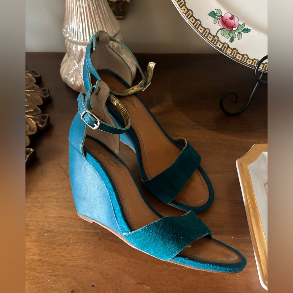 Seychelles size 6 wedge